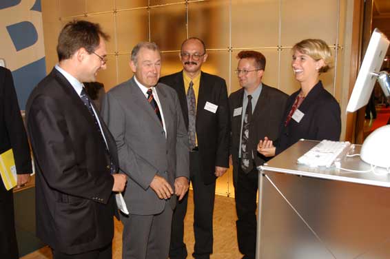 Innenminister Günther Beckstein zu Besuch am Stand von Oberfranken