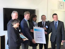 Staatsministerin Ilse Aigner überreicht den millionenschweren Förderbescheid für das Digitale Gründerzentrum in Hof Staatsministerin Ilse Aigner überreicht den millionenschweren Förderbescheid für das Digitale Gründerzentrum in Hof